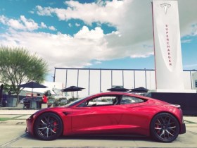 Propulsée par une option SpaceX, la Tesla Roadster passerait de 0 à près de 100 km/h en à peine 1 seconde