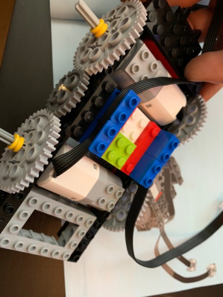 Test Lego DC COMICS Super Heroes Batmobile radiocommandée boite montage goulotte cable3