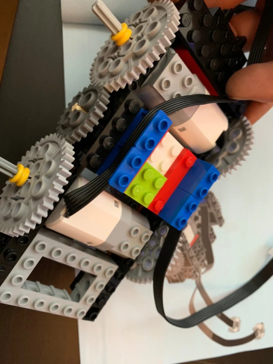 Test Lego DC COMICS Super Heroes Batmobile radiocommandée boite montage goulotte cable3