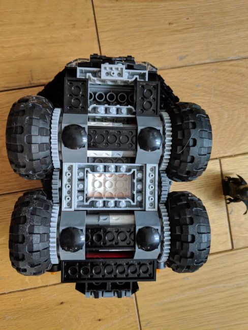 Test Lego DC COMICS Super Heroes Batmobile radiocommandée montée de dessous