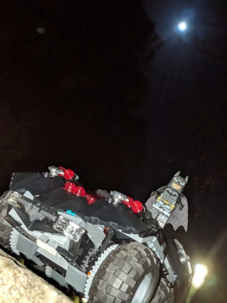 Test Lego DC COMICS Super Heroes Batmobile radiocommandée montée de nuit pleine lune