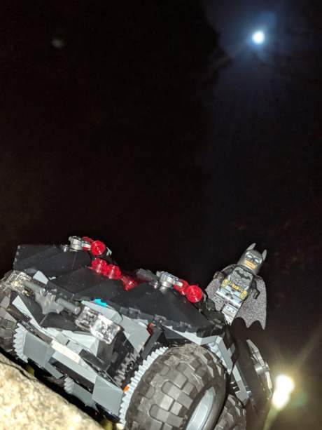 Test Lego DC COMICS Super Heroes Batmobile radiocommandée montée de nuit pleine lune