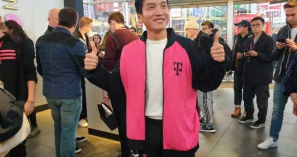 Pet Lau dans une boutique T-Mobile à New York // Source : Frandroid