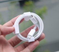 Un câble USB-C vers USB-C  // Source : Mac Care sur Unsplash
