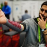 Au CES 2019, j’ai porté un étrange brassard qui booste mon cerveau