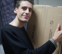 Cassim avec un colis dans les bras
