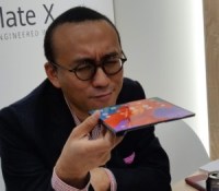 Clément Wong et le Huawei Mate X - Crédit : FrAndroid