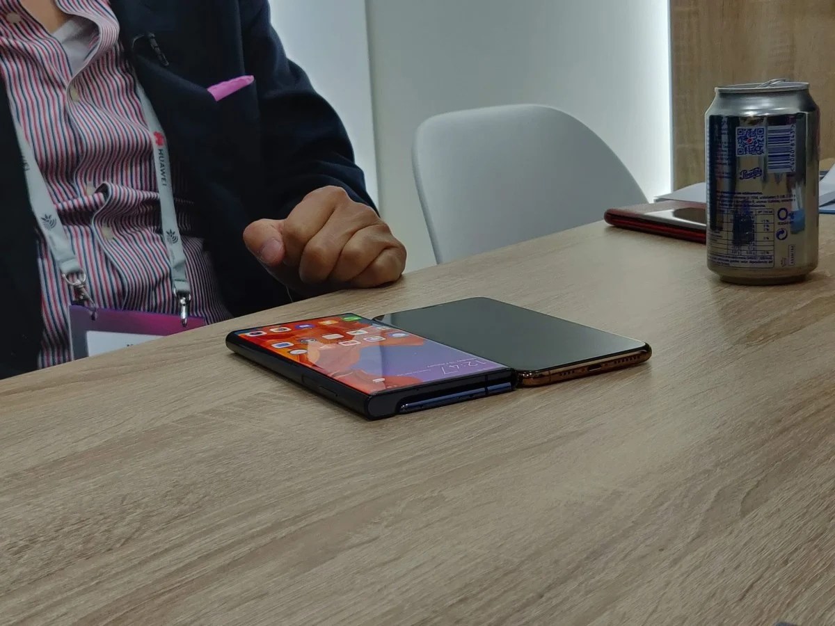 huawei-mate-x-iphone-xs