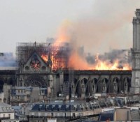 ©JULIEN DE ROSA/EPA/MAXPPP - epa07508840 A general view of flames burning the roof of the Notre-Dame Cathedral in Paris, France, 15 April 2019. A fire started in the late afternoon in one of the most visited monuments of the French capital.  EPA-EFE/JULIEN DE ROSA