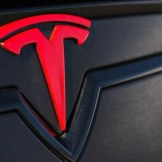 Tesla régale pour vendre plus : une stratégie risquée mais alléchante pour ses clients