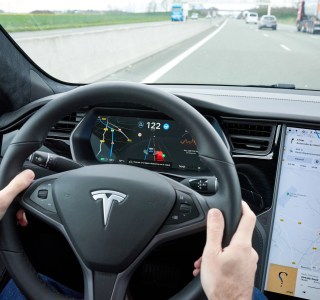 Tesla et la conduite autonome : quelle différences entre USA et Europe ?