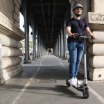 Trottinettes électriques : Paris interdit leur stationnement sur les trottoirs et veut les brider à 20 km/h