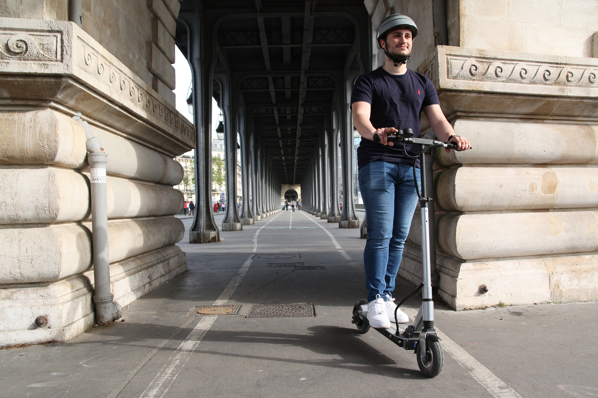 Trottinettes électriques : Paris interdit leur stationnement sur les trottoirs et veut les brider à 20 km/h
