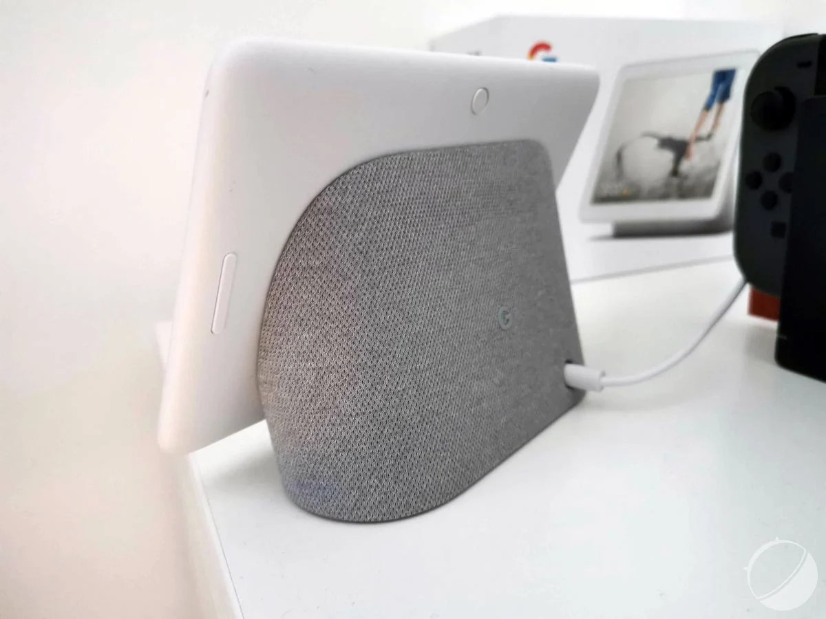 L'enceinte du Google Nest Hub sert de pied à l'écran
