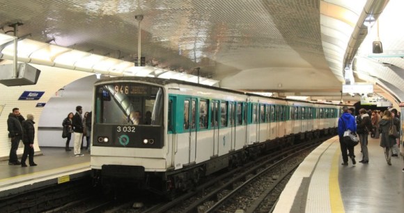 Nation_9_(métro_Paris)_MF67_à_quai_par_Cramos