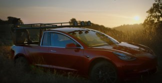 Une YouTubeuse transforme sa Model 3 en pick-up Tesla pour un résultat bluffant