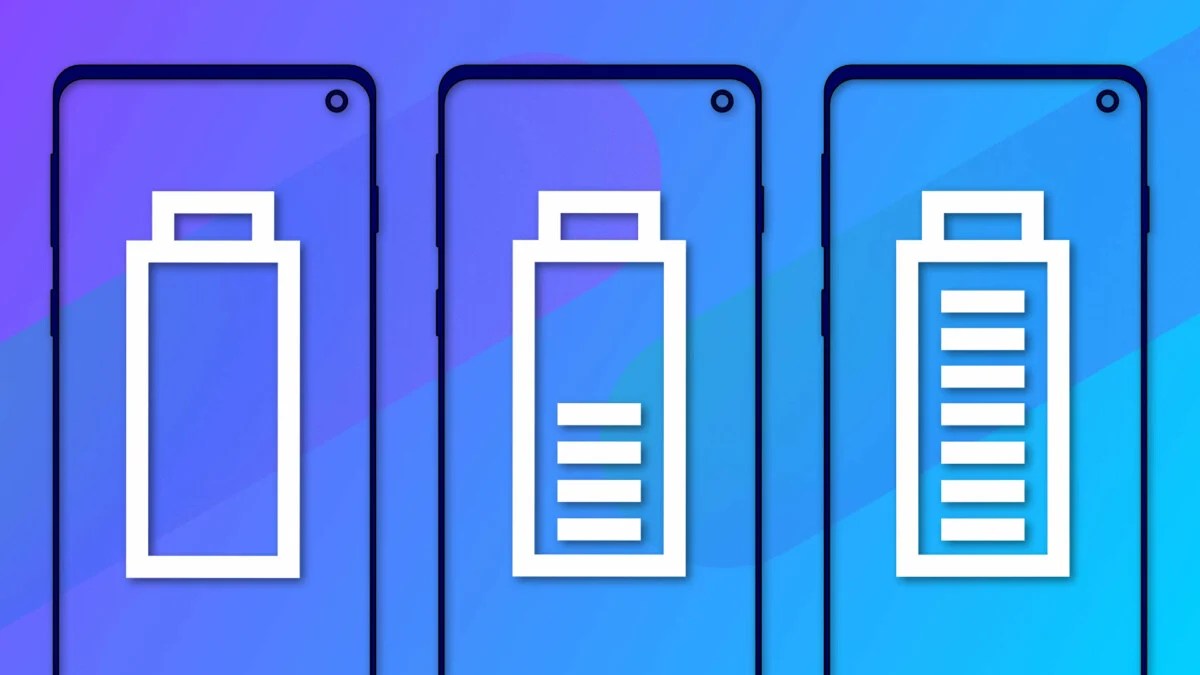 Trois smartphones et trois icônes de batteries plus ou moins remplies
