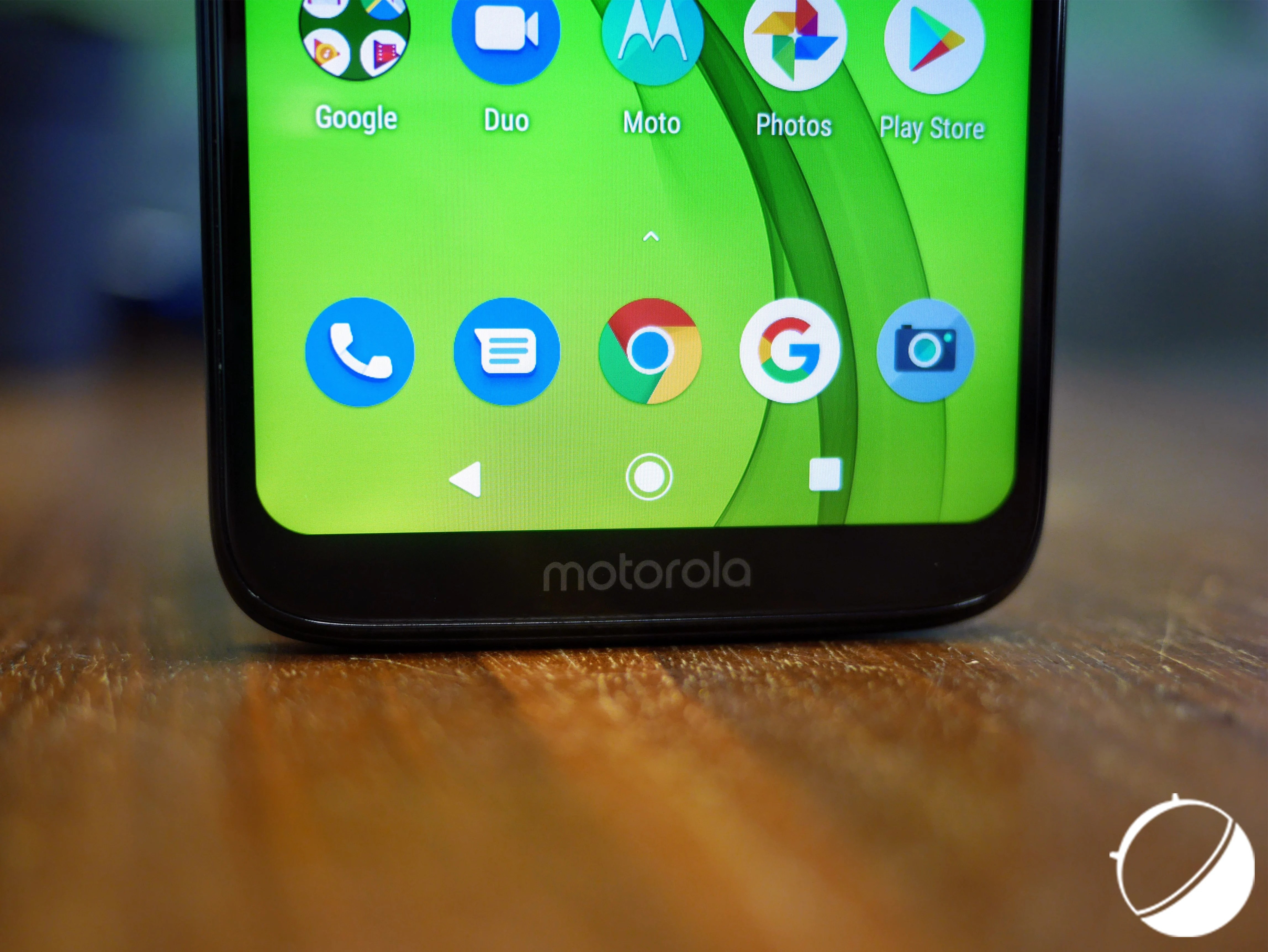 Le logo Motorola offre au menton une sorte "d'alibi"