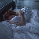 Ne dormez pas avec votre smartphone en charge dans le lit