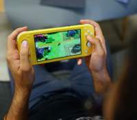 Compacte mais performante, la Nintendo Switch Lite s'emporte partout. // Source : Frandroid