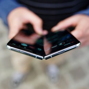 Samsung Galaxy Fold 2 : un écran pliable en verre ultra fin est évoqué