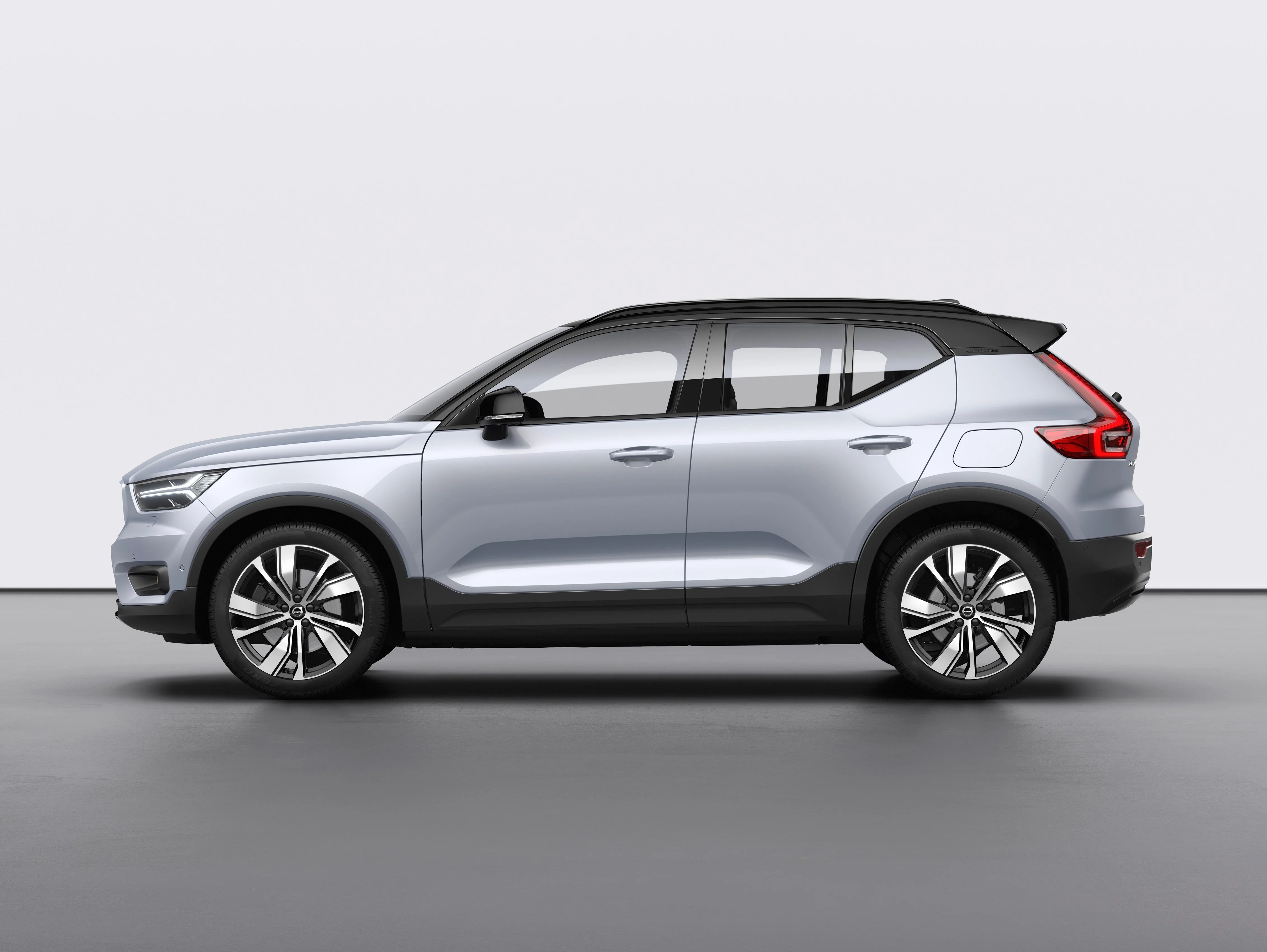 259190_Volvo_XC40_Recharge_P8_AWD_in_Glacier_Silver