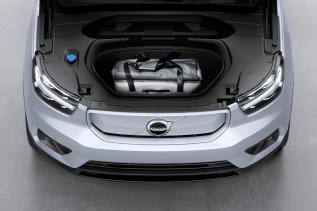 259196_Volvo_XC40_Recharge_P8_AWD_in_Glacier_Silver