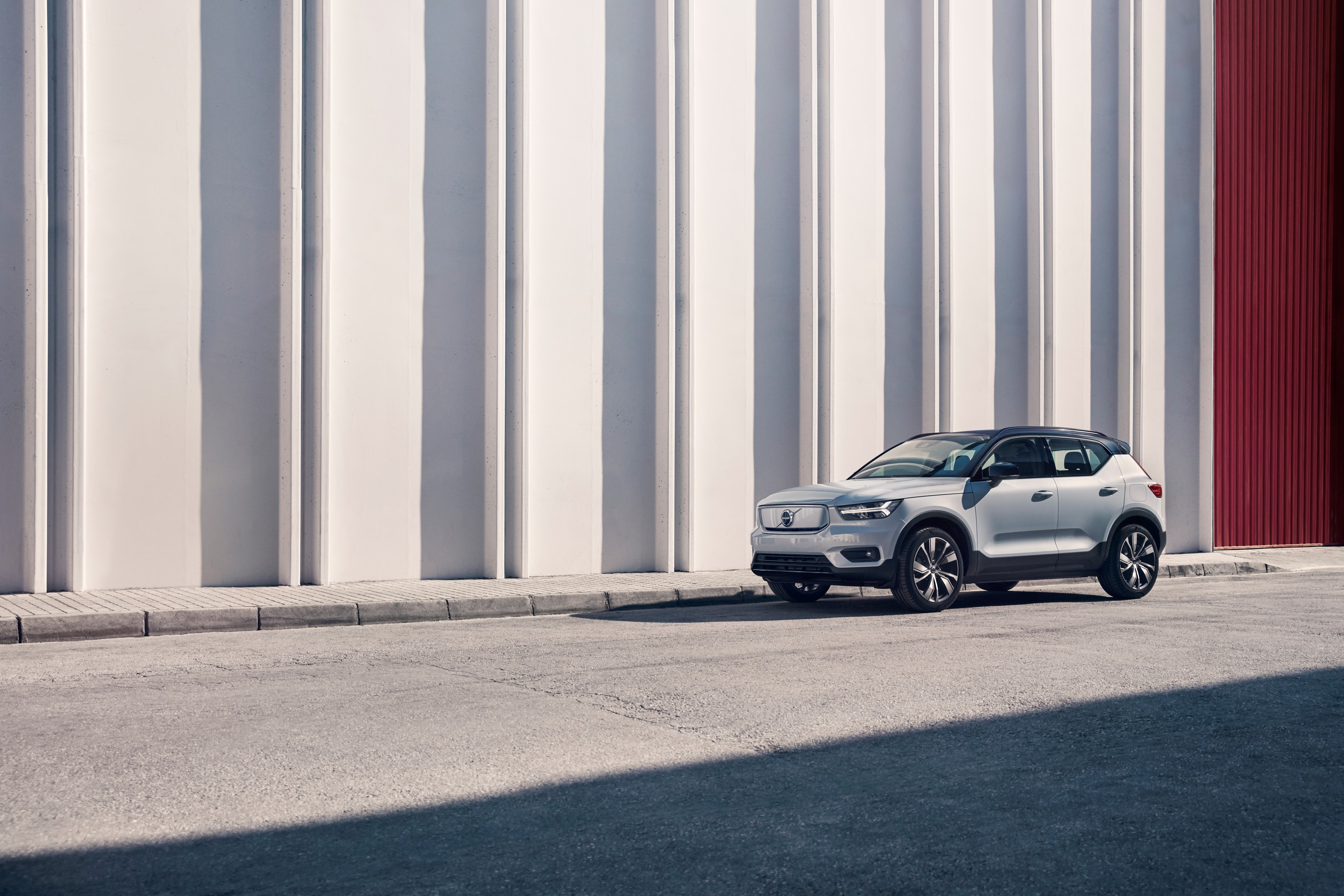 259206_Volvo_XC40_Recharge_P8_AWD_in_Glacier_Silver