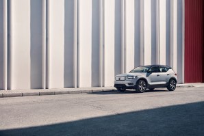 259206_Volvo_XC40_Recharge_P8_AWD_in_Glacier_Silver