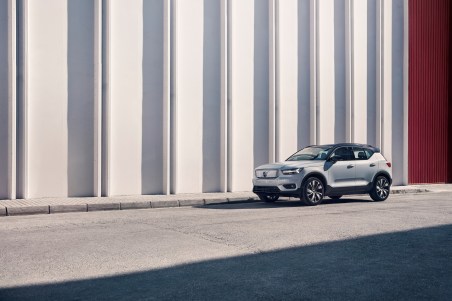 259206_Volvo_XC40_Recharge_P8_AWD_in_Glacier_Silver