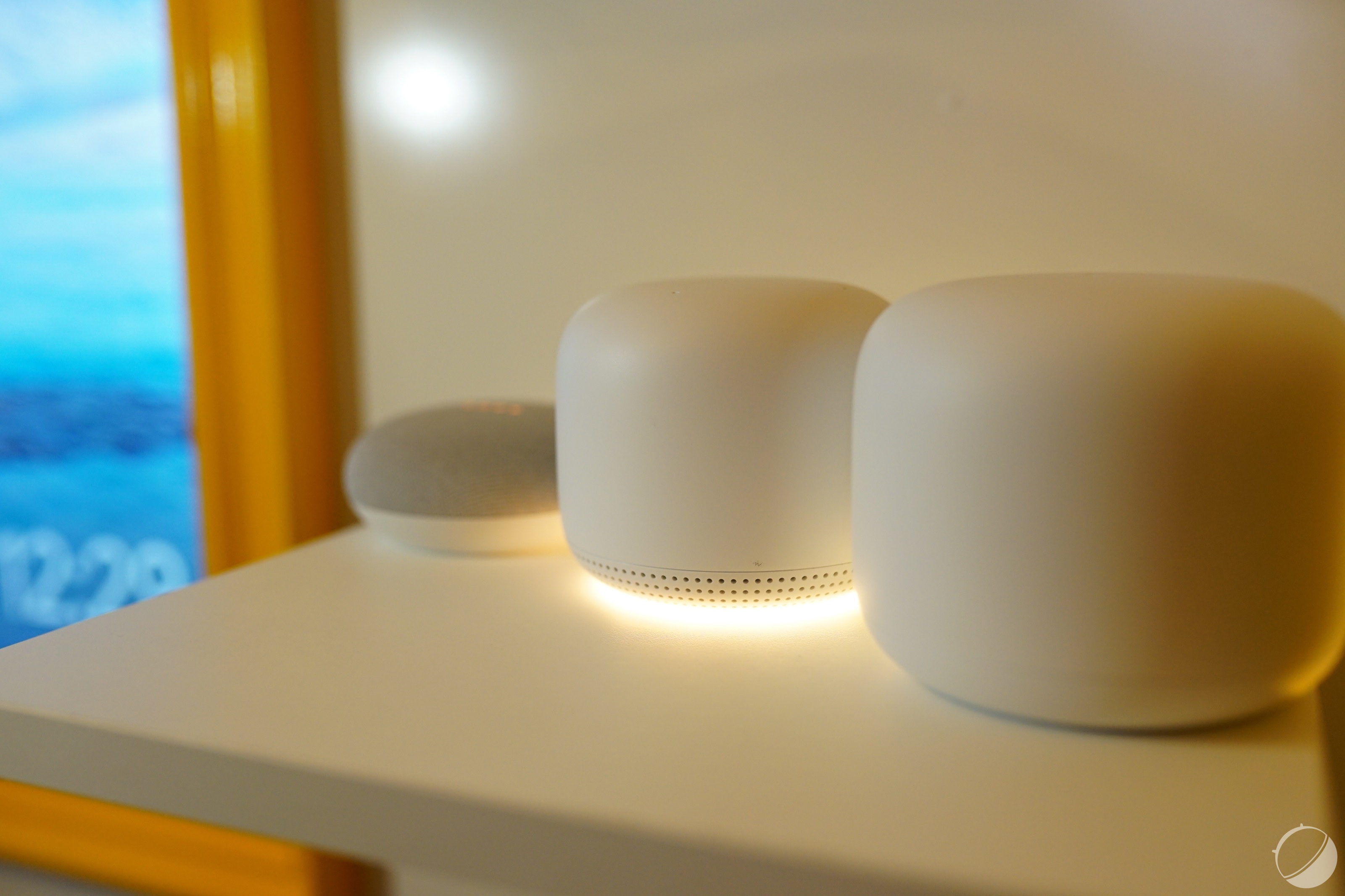 Le Google Nest Wi-Fi au centre