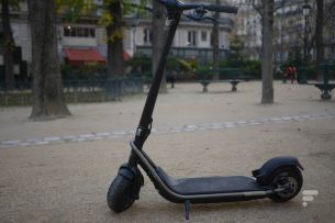 La trottinette Boosted Rev dépliée.