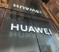 Le logo Huawei sur la façade du magasin phare de la marque à Shenzhen // Source : Frandroid