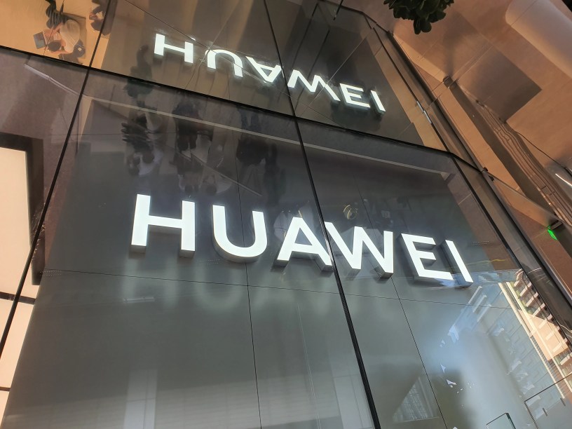 Le logo Huawei sur la façade du magasin phare de la marque à Shenzhen // Source : Frandroid