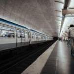 Prendre le métro à Paris, iPhone à la main : la perspective de 2023 est toujours là