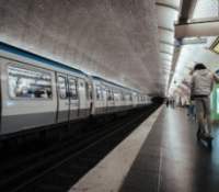 Un métro parisien à quai // Source : Jonathan Ferreira sur Unsplash