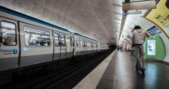 Un métro parisien à quai // Source : Jonathan Ferreira sur Unsplash Un métro parisien à quai // Source : Jonathan Ferreira sur Unsplash