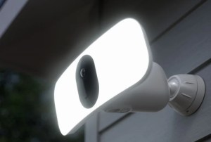 Arlo Pro 3 Floodlight : la caméra de surveillance illumine votre entrée au CES 2020
