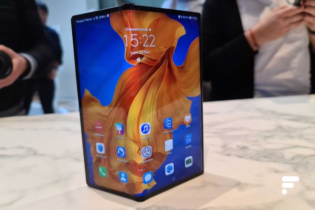 Huawei Mate Xs pli debout