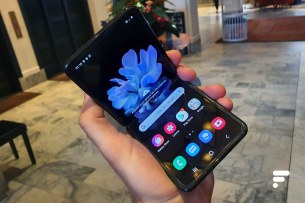 Samsung Galaxy Z Flip replié moit