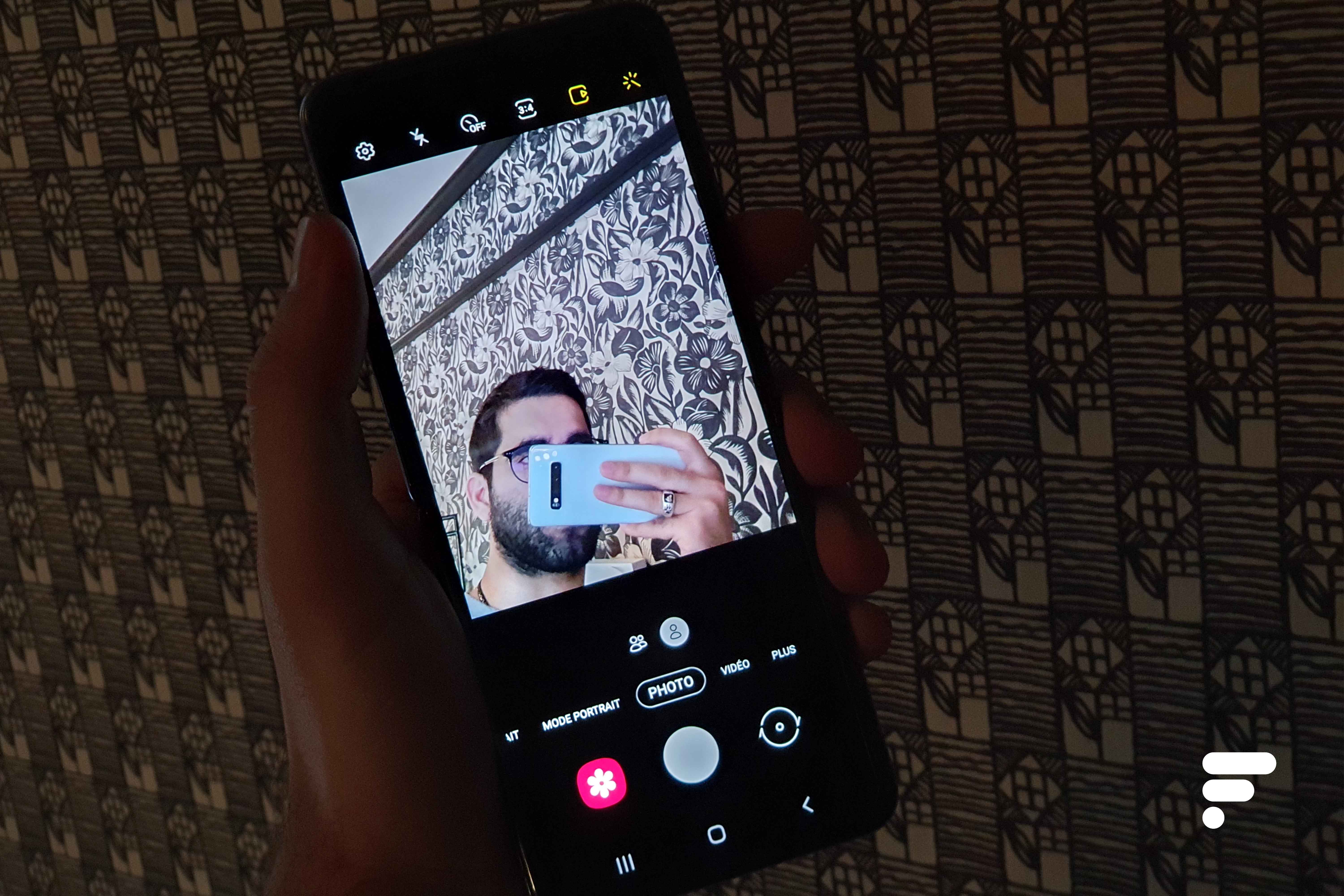 Samsung Galaxy Z Flip selfie a