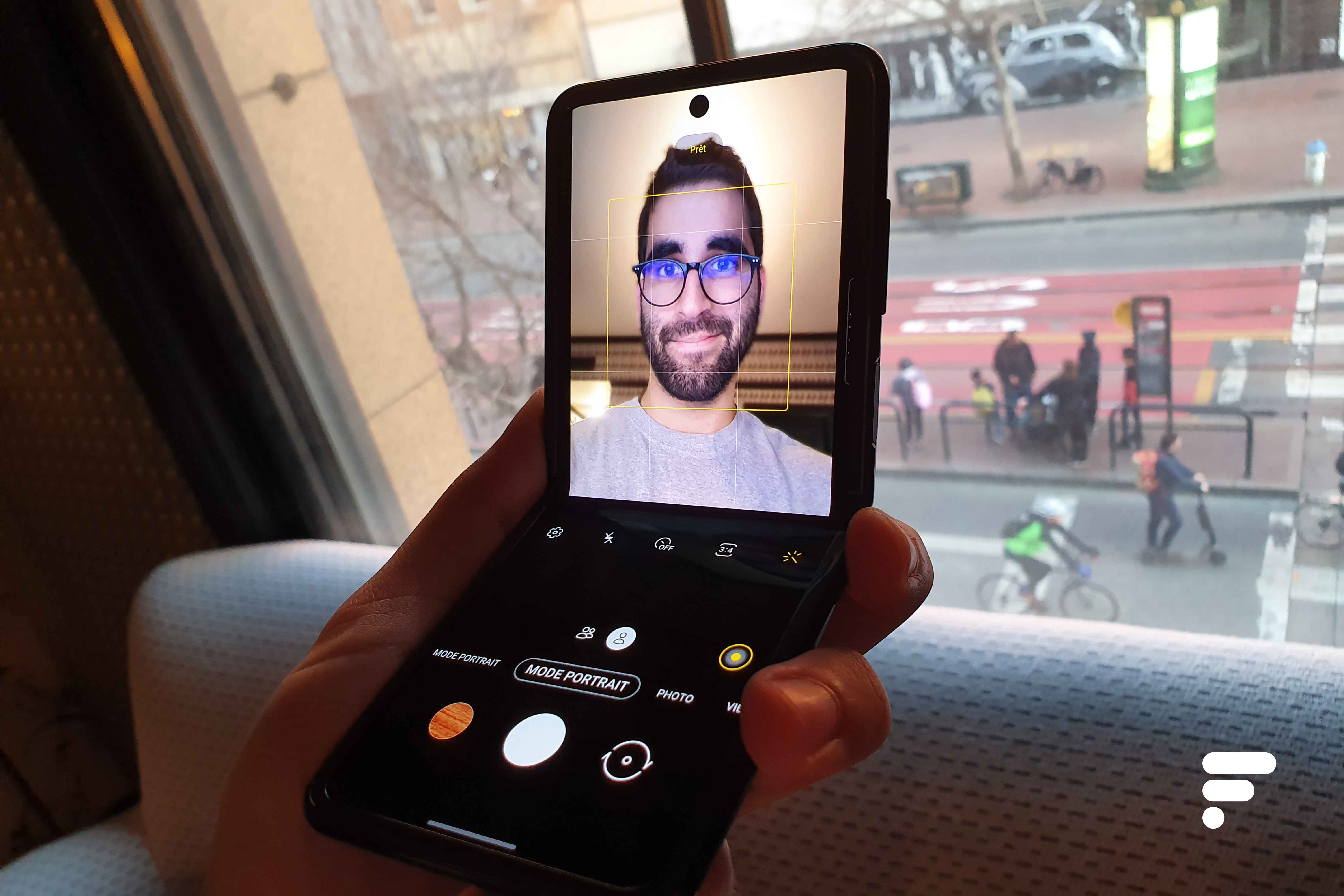 Samsung Galaxy Z Flip selfie c