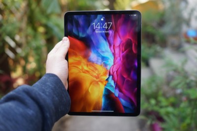 Apple iPad Pro 2020, la version 11 pouces que l'on peut tenir à une main