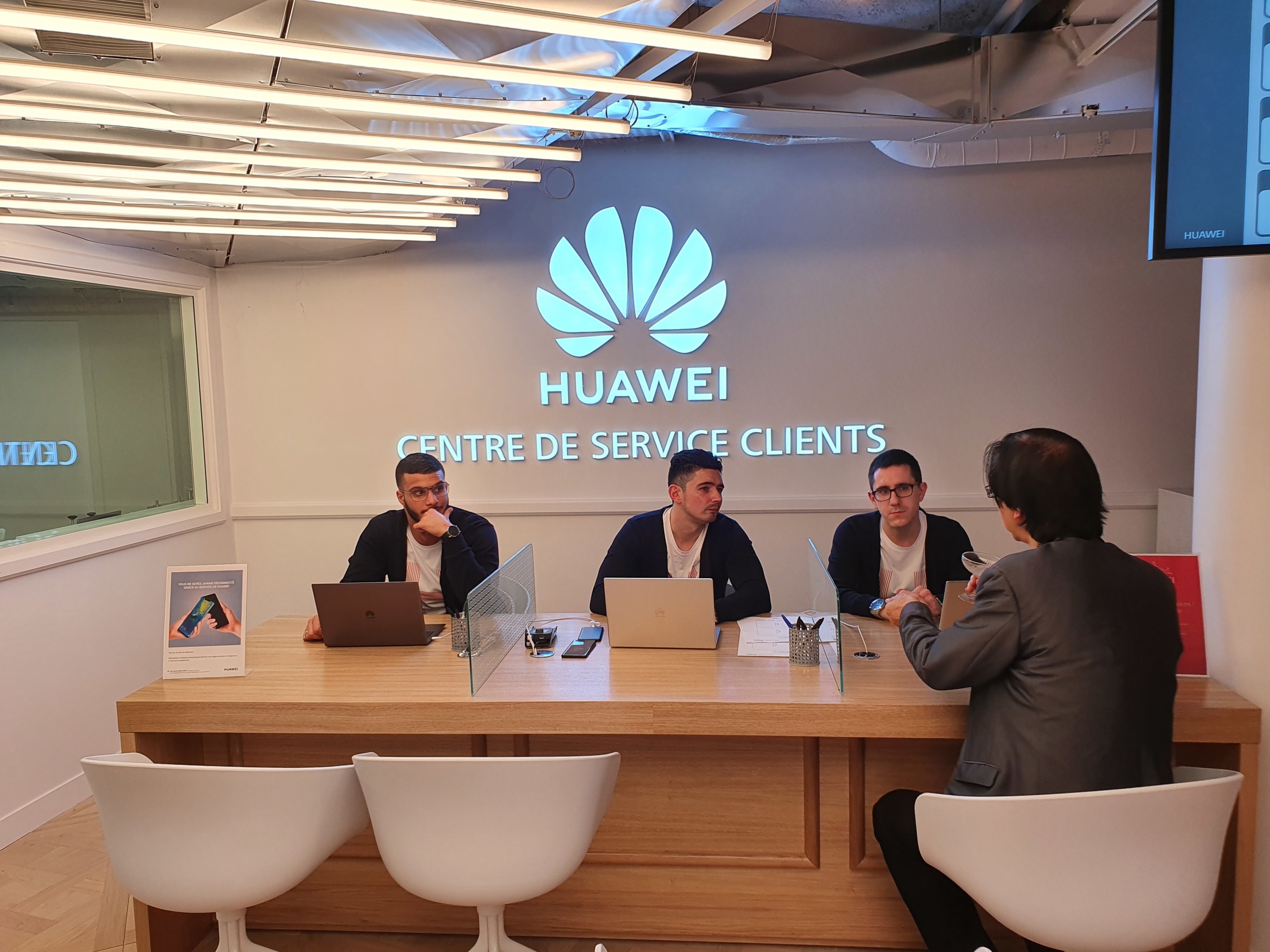 Huawei flagship store SAV close