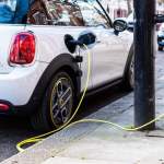 Des lampadaires transformés en borne de recharge pour voitures électriques
