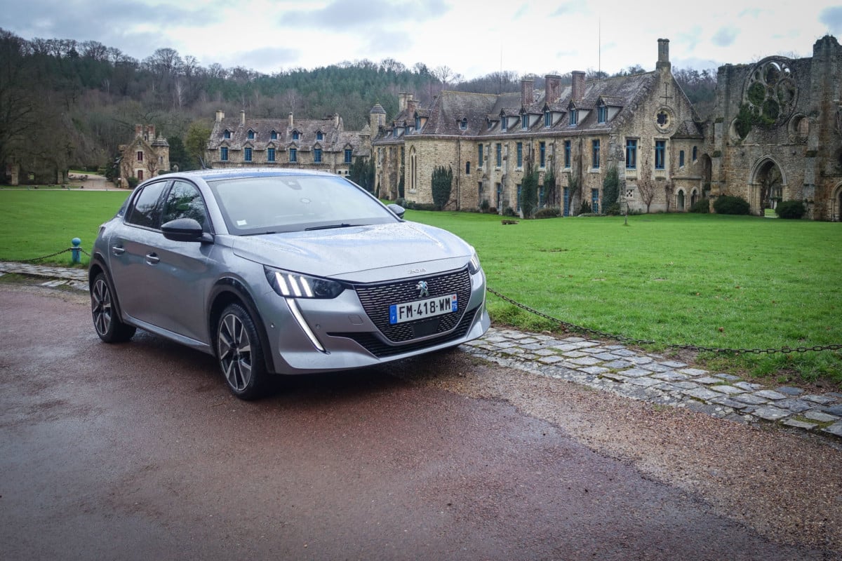 Peugeot e-208