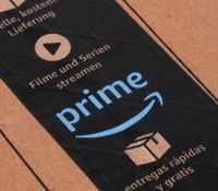 Amazon France suspend toujours ses livraisons pourtant en partie autorisées. // Source : Marco Verch