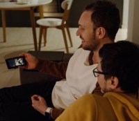Les français passent en moyenne trois heures de plus par jour sur leur smartphone pendant le confinement. / Crédits : Unsplash - Alex Suprun