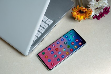 Le Galaxy S10 à sa sortie faisait figure de grand téléphone. // Source : Frandroid