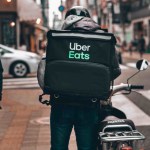 Carrefour s’allie à Uber Eats pour livrer les courses à domicile pendant le confinement Carrefour s’allie à Uber Eats pour livrer les courses à domicile pendant le confinement